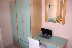 ベッラーリア・イジェア・マリーナにあるHotel Barca D'Oroのノートパソコン付きのデスクが備わる客室です。