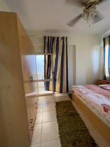 1 dormitorio con cama y ventana en شقه بالغردقه, en Hurghada