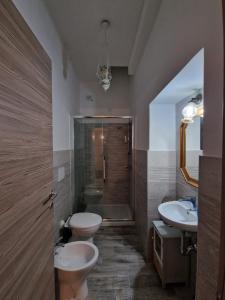 uma casa de banho com 2 lavatórios e um chuveiro em La Barabbata em Marta