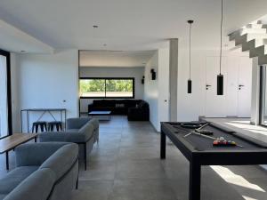 sala de estar con sofá y mesa en Villa de 6 chambres avec piscine privee jardin clos et wifi a Saint Peray, en Saint-Péray