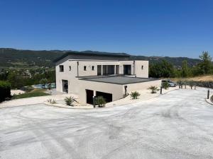 Casa blanca grande con entrada grande en Villa de 6 chambres avec piscine privee jardin clos et wifi a Saint Peray, en Saint-Péray