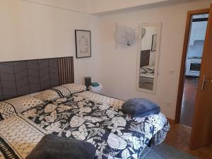 Roveredo的住宿－塞克與艾薇塔公寓，一间卧室配有一张床和被子