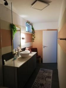 ein Bad mit einem Waschbecken und einem Spiegel in der Unterkunft Ferienwohnung / Monteurzimmer Sibbesse in Sibbesse