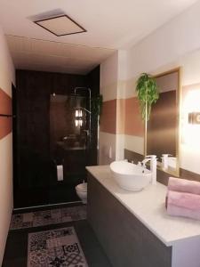 ein Bad mit einem Waschbecken und einem WC in der Unterkunft Ferienwohnung / Monteurzimmer Sibbesse in Sibbesse