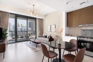 een keuken en een woonkamer met een tafel en stoelen bij Silkhaus elegant 1BDR pad with Marina and Beach views new building in Dubai