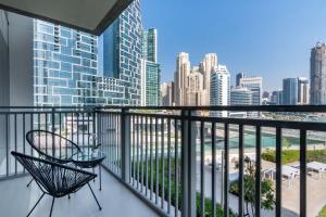 een balkon met een stoel en uitzicht op de stad bij Silkhaus elegant 1BDR pad with Marina and Beach views new building in Dubai