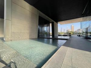 杜拜的住宿－Silkhaus contemporary 1BDR with Downtown view in DIFC，建筑物一侧的游泳池