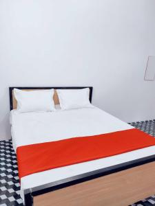 Una cama o camas en una habitación de SPOT ON 80770J Hotel Relax Inn
