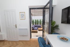 een woonkamer met een deur naar een patio bij Justus I levestate in Wenen