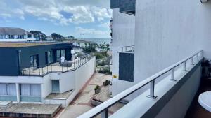 un balcone di un edificio con vista sull'oceano di T2 avec petite vue mer avec accès plage a Bénodet