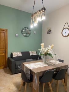 - un salon avec une table et un canapé dans l'établissement CASA MAGIEM, à Palerme