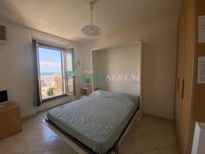 SAGGI - 3 posti letto sul mare con posto auto في سان فينتْشينسو: غرفة نوم بها سرير ونافذة كبيرة