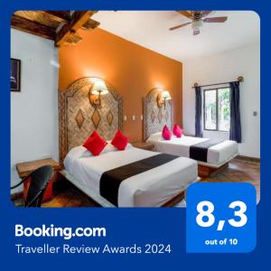 een hotelkamer met 2 bedden met rode kussens bij Hotel Olimpia in Monclova