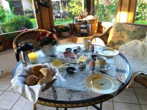 - une table avec petit-déjeuner composé de pain et d'œufs dans l'établissement Bauernhof Apartment Hieß, à Bad Kleinen