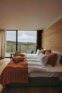 ein Schlafzimmer mit einem großen Bett und einem großen Fenster in der Unterkunft Domaine de Naxhelet in Wanze