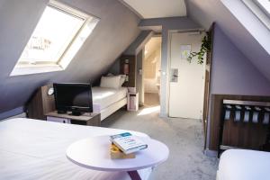 Habitación en el ático con cama y TV en Hôtel de Charonne, en París