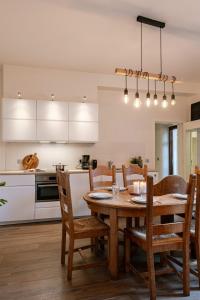 uma cozinha e sala de jantar com uma mesa de madeira e cadeiras em Pleasant apartment on top location in Ghent em Gent