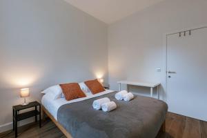 een slaapkamer met een bed met handdoeken erop bij Pleasant apartment on top location in Ghent in Gent