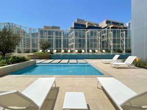 Bazén v ubytování Silkhaus contemporary 1BDR in Business Bay, pool & gym access nebo v jeho okolí