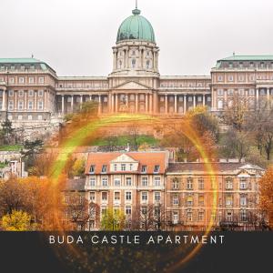 un gran edificio con un arco iris delante de él en Charming Castle View Suite With Giant Balcony, en Budapest