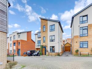 an image of an apartment building with a driveway at Pass the Keys Lakeview Gem Home in Milton Keynes