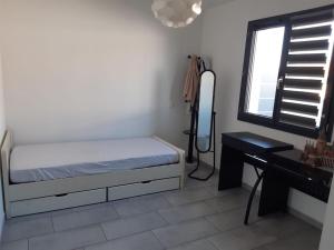 Katil atau katil-katil dalam bilik di Villa de 3 chambres avec piscine privee jardin clos et wifi a Pia