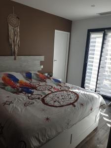 een slaapkamer met een bed met een schilderij erop bij Villa de 3 chambres avec piscine privee jardin clos et wifi a Pia in Pia