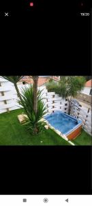 zdjęcie basenu obok białego płotu w obiekcie Moradias dos Castelos (Azul ) w mieście Ourém