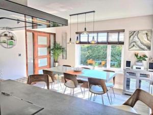 Ảnh trong thư viện ảnh của 3 Bedroom Contemporary retreat & hot tub ở Narberth