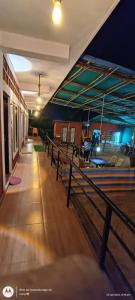 Un pasillo de un estadio de lucha libre con una valla en Aisiri comforts beach stay and cafe, en Gokarn 27 fotos más