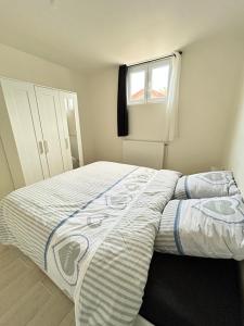 een slaapkamer met een groot bed en een raam bij Sublime Appt refait à neuf ! in Argenteuil