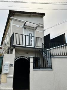 een wit gebouw met een balkon en een deur bij Sublime Appt refait à neuf ! in Argenteuil