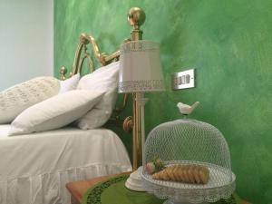 Un dormitorio con una cama y una mesa con una jaula de aves con galletas en Terrazza sul Mare, en Fano