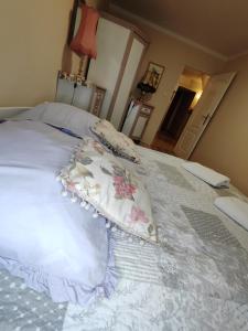 łóżko z dwoma poduszkami na górze w obiekcie Apartament Zającówka - centrum miasta w leśnej enklawie w Szklarskiej Porębie