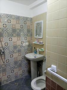 ein Bad mit einem Waschbecken und einem WC in der Unterkunft La petite Kasbah in Marrakesch
