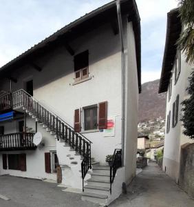 Roveredo的住宿－塞克與艾薇塔公寓，建筑的一侧设有楼梯