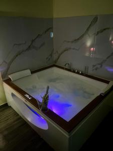 baño con bañera con luz azul en Duca di Uzeda Bed & Breakfast Luxury and Style, en Catania