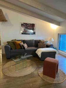 sala de estar con sofá y mesa en Appartement de 2 chambres a L'Ile Rousse a 50 m de la plage avec terrasse et wifi, en LʼÎle-Rousse