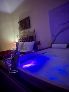 - une chambre dotée d'un grand lit avec des lumières bleues dans l'établissement Duca di Uzeda Bed & Breakfast Luxury and Style, à Catane