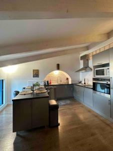 una gran cocina con una gran isla en una habitación en Appartement de 2 chambres a L'Ile Rousse a 50 m de la plage avec terrasse et wifi, en LʼÎle-Rousse