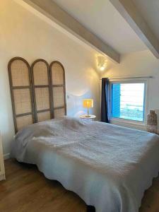 Un dormitorio con una cama grande y una ventana en Appartement de 2 chambres a L'Ile Rousse a 50 m de la plage avec terrasse et wifi, en LʼÎle-Rousse