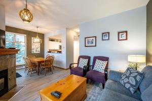 Een zitgedeelte bij Spacious Village Townhome with outdoor communal pool and Hot Tub hosted by Whistler Ideal