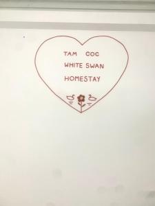 Ein Herz mit einem Schild, das hellbraune und weiße Schwan-Ehrlichkeit liest in der Unterkunft Tam Coc White Swan Homestay in Ninh Bình