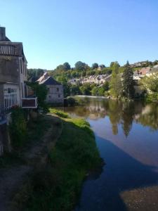 a view of a river with houses and a town at Demeure de 7 chambres avec piscine privee terrasse et wifi a Mosnay in Mosnay