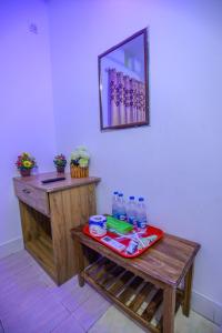 einen Tisch mit Wasserflaschen und einem Spiegel in der Unterkunft Hotel City International Green Road in Dhaka