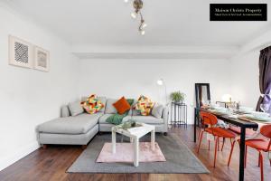 sala de estar con sofá y mesa en Caraway Heights 2Bedroom Apt Sleeps 6 in Canary Wharf, London with Free Parking, Wifi & Leisure By Maison Christo Property Short Lets & Serviced Accommodation en Londres