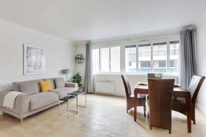 - un salon avec un canapé et une table dans l'établissement BIBLIOTHÈQUE FRANÇOIS MITTERAND - Beautiful bright apartment, à Paris