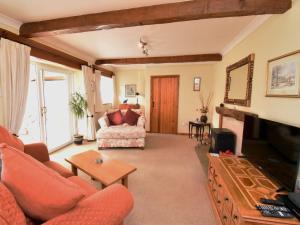 ein Wohnzimmer mit einem Sofa und einem TV in der Unterkunft 1 bed property in Appleby Cumbria SZ034 in Appleby
