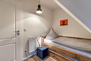 Zimmer mit einem Bett im Dachgeschoss in der Unterkunft Mynreet in Tating