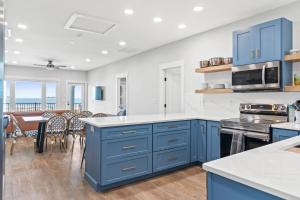 Kuchyň nebo kuchyňský kout v ubytování Cake by the Ocean Ocean front home Fully renovated custom finishes